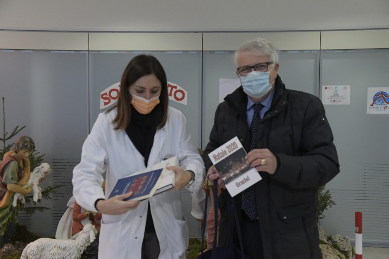 Solidarietà sotto l’albero: ringraziamento della Fondazione Banca del Monte di Lucca agli operatori sanitari e alle associazion