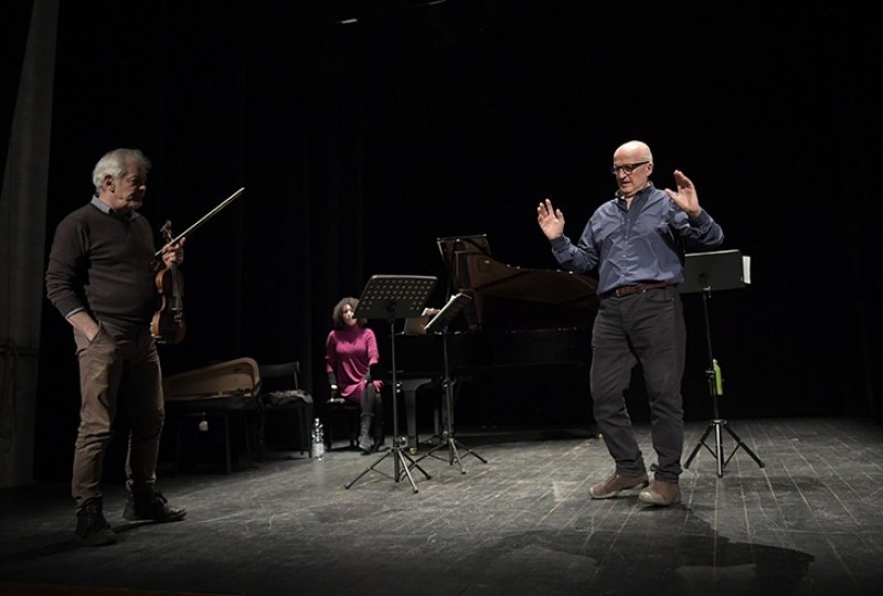 Viola e il Barone: Paolo Hendel legge Italo Calvino in un reading musicale al teatro di San Girolamo, trasmesso da Noi TV