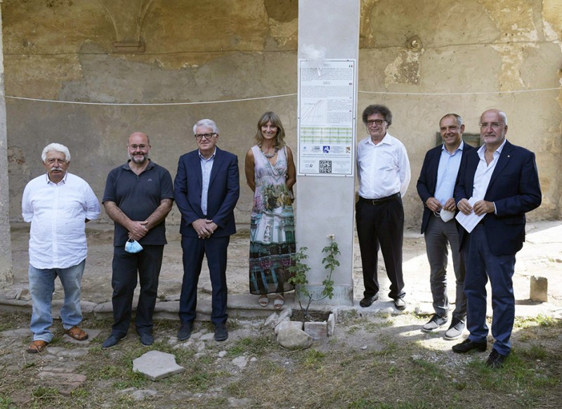 Restaurato grazie alla Fondazione Banca del Monte di Lucca un raro orologio babilonico del Giardino delle meridiane nel chiostro del “Palazzo delle 100 finestre”  a Badia di Cantignano (Capannori, Lucca)