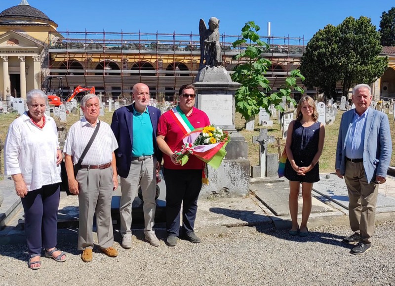 Omaggio alla tomba dimenticata di Alfredo Caselli al cimitero urbano di Lucca. Uno studio del professor Pietro Paolo Angelini riporta all’attenzione della città il luogo di sepoltura del mecenate di tanti artisti, amico di Puccini e Pascoli.
