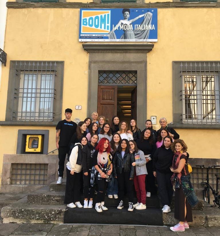 Un centinaio di studenti da Lucca, Massa e Bologna per la mostra “BOOM! La moda italiana”