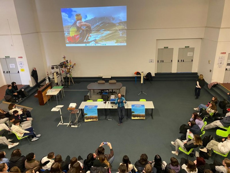 Il campione di alpinismo Andrea Lanfri ha incontrato le ragazze e i ragazzi del Liceo Galileo Chini di Lido di Camaiore. Sabato 18 febbraio l’incontro aperto al pubblico e l’inaugurazione della fotografica di Ilaria Cariello