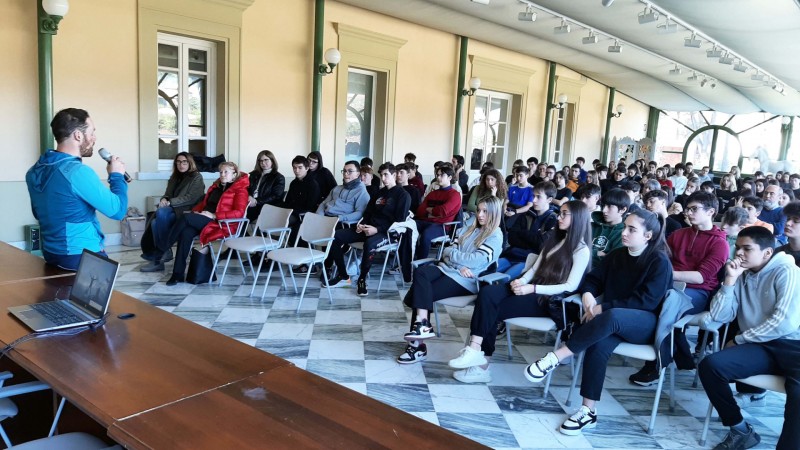 Incontri con le eccellenze della Fondazione Banca del Monte di Lucca: gli studenti del Liceo Michelangelo di Forte dei Marmi hanno dialogato con Andrea Lanfri a Villa Bertelli