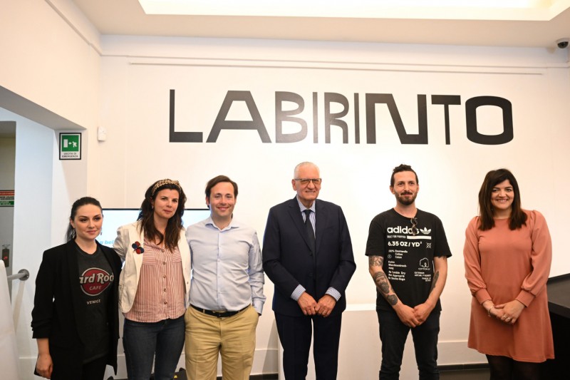 Apre sabato 6 maggio alle 18 Labirinto, la mostra diffusa che porta l’arte urbana a Lucca. Fino a ottobre Moneyless, Sten Lex, Tellas ridipingono la città