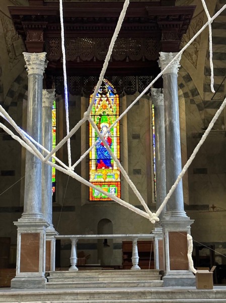 L’arte urbana rivisita il centro storico di Lucca con installazioni site specific. Dal 2 settembre la mostra a ingresso libero nella Chiesa dei Servi dà il via alla fase conclusiva della mostra “Labirinto”