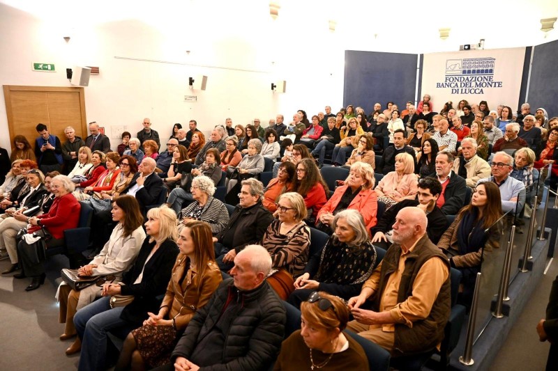 Grandissima partecipazione per l’inaugurazione della mostra “Giovanni Lorenzetti. Modernità e Tradizione nella Bottega Lorenzetti” al Palazzo delle Esposizioni di Lucca