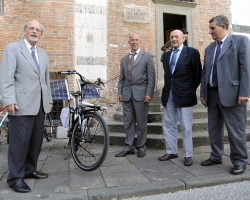 Economica, ecologica e pratica: ecco la bici elettrica che si ricarica al sole