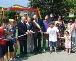 Inaugurata una altalena accessibili al parco di San Filippo